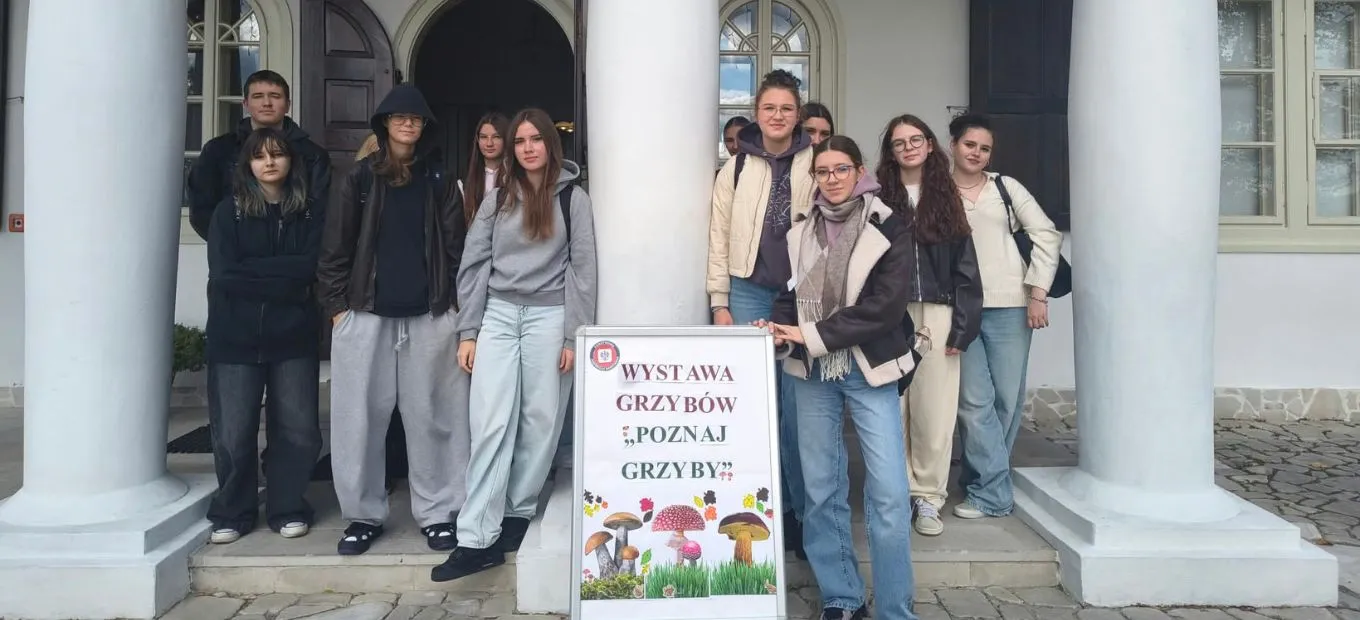 Kurki, borowiki i … śmiertelne pułapki. Uczniowie Jagiełły poznają sekrety królestwa grzybów.