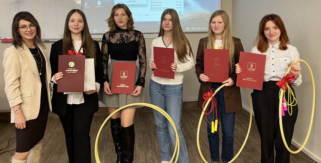 Martyna Poszytek i Emilia Pasik zwyciężczyniami I Powiatowego Konkursu Prozdrowotnego „Wiedza kluczem do zdrowia”!